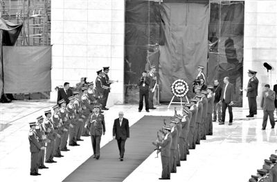 2012年11月27日，開棺檢驗阿拉法特尸骨后，巴方為其舉辦重新安葬儀式。