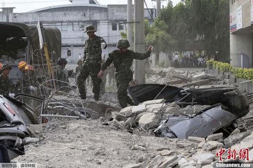 10月15日，菲律賓中部地區(qū)發(fā)生7.2級地震，災(zāi)情持續(xù)擴(kuò)大，菲官方稱地震已造成宿務(wù)、保和等省份數(shù)十人遇難，數(shù)百人受傷，大批建筑物受損。圖為菲律賓軍方在搜救被困者。