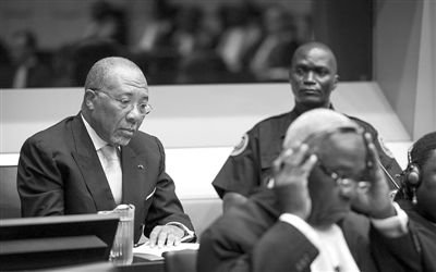 9月26日，荷蘭海牙，利比里亞前總統(tǒng)查爾斯·泰勒在法庭接受審判。