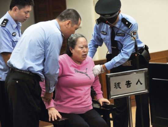 9月24日，在公訴人宣讀起訴書時，丁書苗因身體不停顫抖一度站立不穩(wěn)，被法警扶住