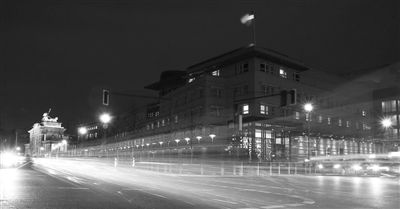 美國駐德國大使館夜景，這里被懷疑設(shè)有監(jiān)聽站。