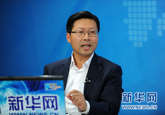 圖為嘉賓與主持人交談。新華網(wǎng) 陳競超 攝