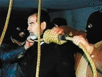 警衛(wèi)給薩達姆套上絞刑工具。