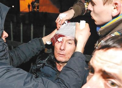 11日，基輔，遇襲受傷的反對(duì)派領(lǐng)導(dǎo)人盧岑科接受簡(jiǎn)單救護(hù)。