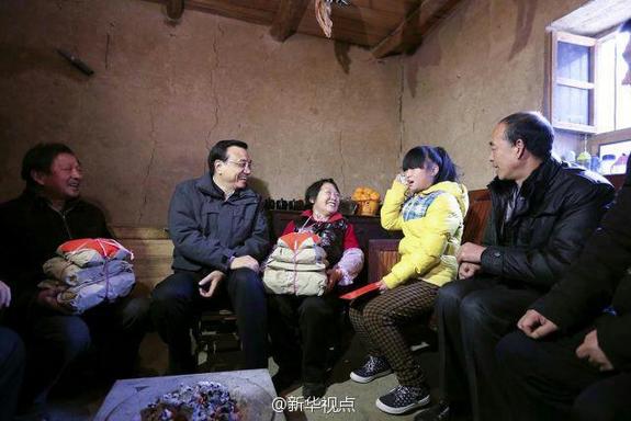 27日，李克強(qiáng)到安康旬陽金坡村看望留守兒童。