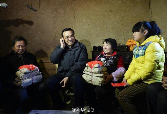 27日，李克強(qiáng)到安康旬陽金坡村看望留守兒童。