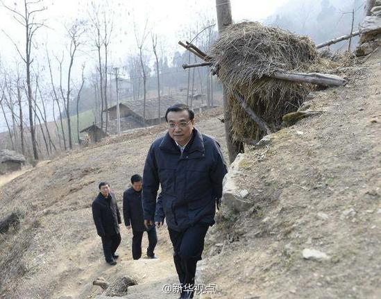 27日，李克強(qiáng)到安康旬陽金坡村看望留守兒童。