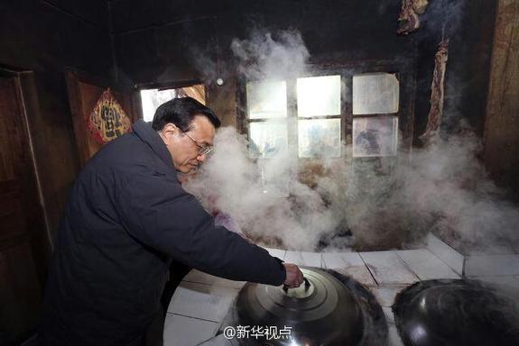 27日，李克強(qiáng)到安康旬陽金坡村看望留守兒童。