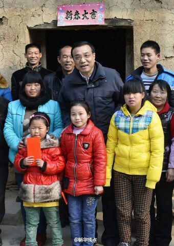 27日，李克強(qiáng)到安康旬陽金坡村看望留守兒童。