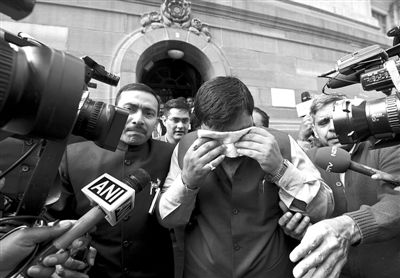 13日，印度議會下院開會時(shí)發(fā)生混亂，議員打作一團(tuán)，甚至有議員噴辣椒噴霧，致使不少議員呼吸困難，倉促離