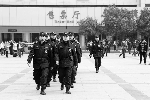 3月2日，鄭州市特警加強對人員密集場所的武裝巡邏。