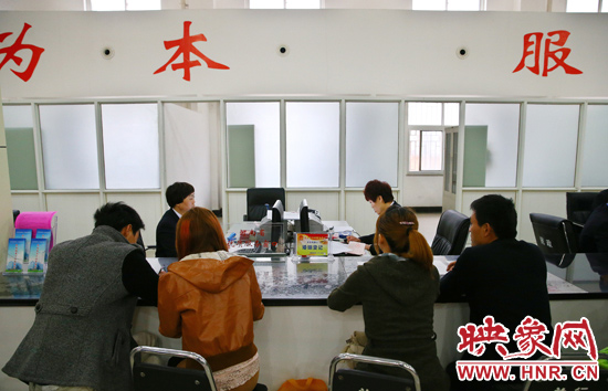 在陽光大廈一樓大廳內，分布著人社局、民政局等與群眾利益相關的民生服務窗口。