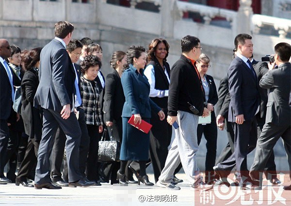 　　3月21日上午，美國(guó)總統(tǒng)夫人米歇爾參觀故宮，彭麗媛陪同。彭麗媛一身湖藍(lán)色裙裝，米歇爾黑白色職業(yè)裝