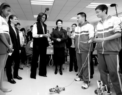 昨天上午，彭麗媛與米歇爾共同參觀北師大二附中，觀看學(xué)生們演示自己設(shè)計(jì)制作的幾何機(jī)器人。