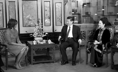 昨晚，國(guó)家主席習(xí)近平和夫人彭麗媛在北京釣魚臺(tái)國(guó)賓館會(huì)見美國(guó)總統(tǒng)奧巴馬夫人米歇爾。