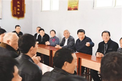 3月17日，習近平在河南省蘭考縣東壩頭鄉(xiāng)張莊村村委會與干部群眾座談，聽取意見和建議。