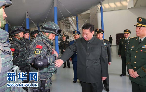 這是習(xí)近平同特戰(zhàn)隊(duì)員親切交談，詳細(xì)詢問(wèn)他們的教學(xué)訓(xùn)練和生活情況。