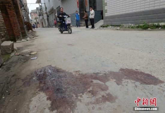 4月28日，福建省福州市閩侯縣發(fā)生一起惡性駕車撞人事件，圖為事發(fā)現(xiàn)場血跡斑斑。中新社發(fā) 劉可耕 攝