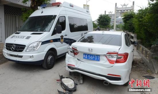  4月28日，福建省福州市閩侯縣發(fā)生一起惡性駕車撞人事件，圖為被撞車輛損毀嚴(yán)重。經(jīng)初查，該肇事男子叫林某新（漢族，37歲，福州長樂人），因婚姻問題，情緒失控，駕車從閩侯縣青口鎮(zhèn)往尚干鎮(zhèn)方向，沿奔馳大道行駛，連續(xù)撞人。中新社發(fā) 劉可耕 攝