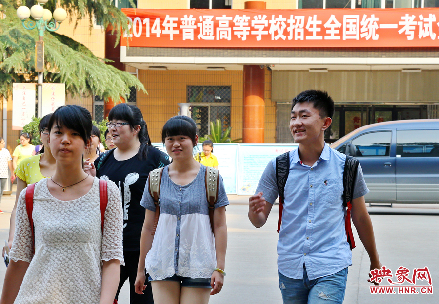 最后一門考試結束后，考生們一臉輕松的走出考場