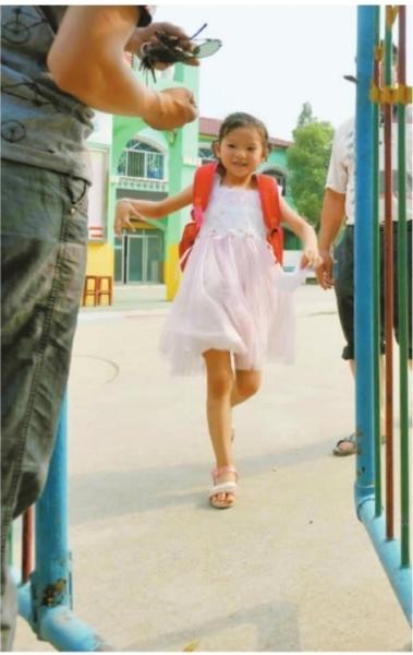 　　昨日，潛江市浩口鎮(zhèn)第三小學(xué)已被戒嚴(yán)，下午幼兒園學(xué)生放學(xué)時(shí)，一些家長(zhǎng)前來(lái)接孩子