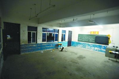 　　昨晚10時(shí)，事發(fā)教室里的書(shū)桌幾乎被搬空，一個(gè)損壞的書(shū)桌倒在地上