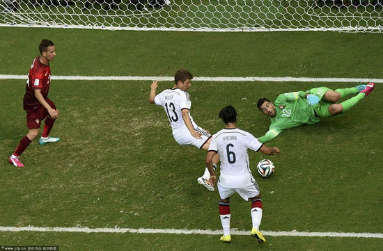 穆勒門(mén)前撿漏完成帽子戲法 穆勒門(mén)前撿漏完成帽子戲法