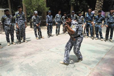 　5日，伊拉克巴格達(dá)，新招募的安全部隊(duì)成員進(jìn)行訓(xùn)練。
