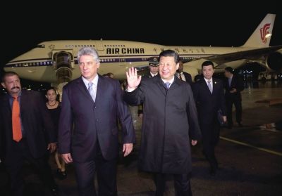 21日晚,習(xí)近平乘坐的專(zhuān)機(jī)抵達(dá)哈瓦那何塞·馬蒂?lài)?guó)際機(jī)場(chǎng)。古巴國(guó)務(wù)委員會(huì)第一副主席兼部長(zhǎng)會(huì)議第一副主席