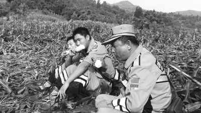 饑餓難忍，中國緊急救援河南基地的救援隊員在已毀的玉米地里撿拾生玉米吃。