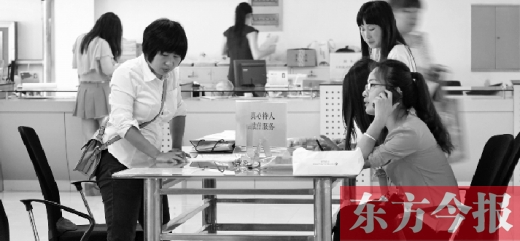 　　行政審批“瘦身”，不僅提高了行政效率，節(jié)約了行政資源，而且最大限度地方便了群眾