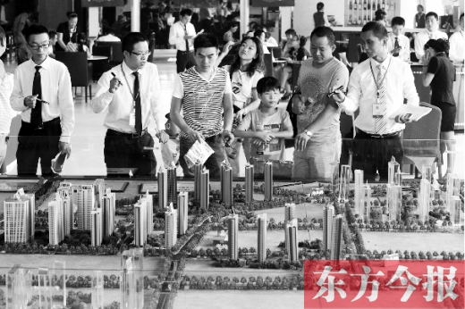 昨天上午，在鄭州市區(qū)一售樓部內(nèi)，看房的顧客比平時(shí)多了不少
