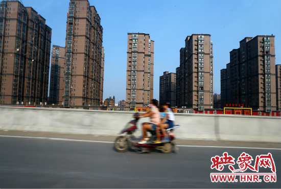 三環(huán)快速路開通后，仍有一些電動(dòng)車違規(guī)上橋。