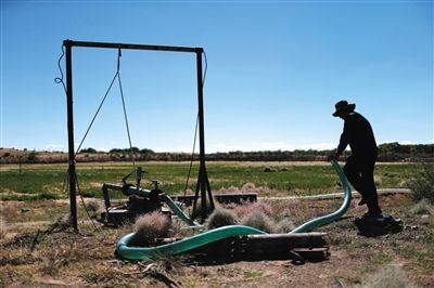 　布日古德起動(dòng)水泵，等了幾分鐘才有水上來(lái)，沒(méi)抽一會(huì)兒就沒(méi)水了，等一陣子才能繼續(xù)抽。