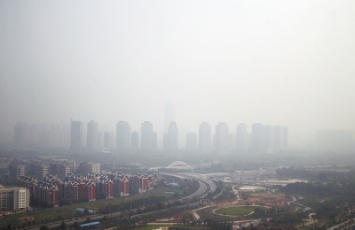 玉米秸稈煙淹了“大玉米”10月7日，霧霾籠罩下的鄭東新區(qū)CBD。