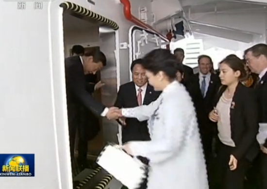 習近平轉(zhuǎn)身伸手扶彭麗媛 習近平轉(zhuǎn)身伸手扶彭麗媛