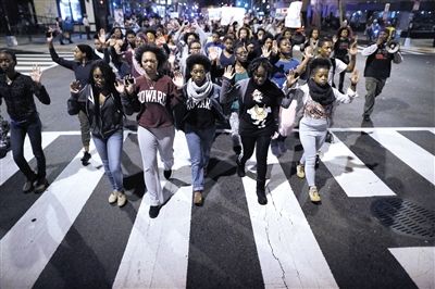 　24日，美國華盛頓，民眾在白宮前參加示威，抗議不起訴槍殺黑人青年的白人警察。