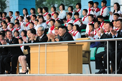 5月2日，金正恩與金與正（前排左二）一起觀看比賽。