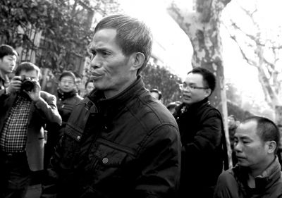 被告人林森浩的父親林尊耀準備進入法院。