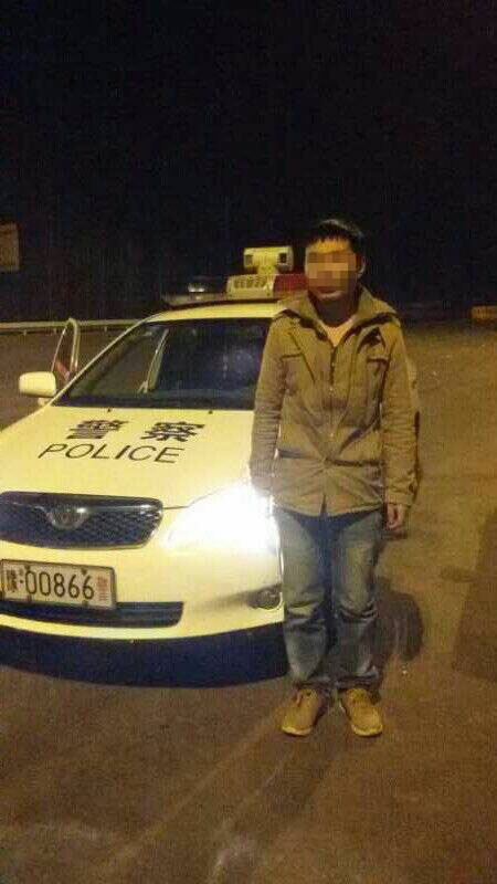 男子被父親拋棄后，在高速交警的幫助下才得以回家。