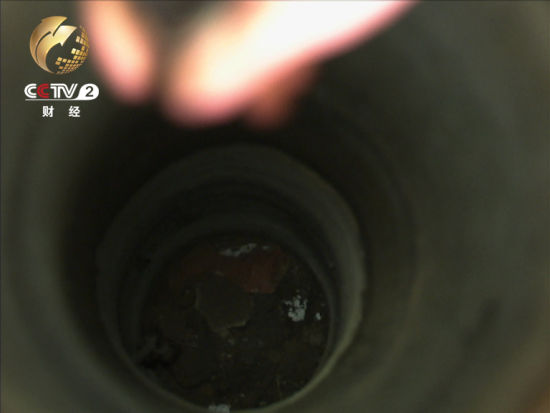 記者用手電查看了這口井里面沒有任何配套設施 記者用手電查看了這口井里面沒有任何配套設施