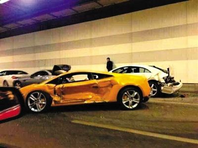 一目擊者出示照片，隧道內(nèi)，事發(fā)時(shí)還停著多輛車，其中一輛黃色豪車車門明顯內(nèi)凹，另一白色車車尾損毀嚴(yán)重。