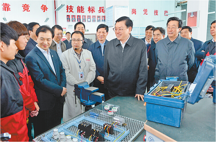 4月14日上午，中共中央政治局常委、全國(guó)人大常委會(huì)委員長(zhǎng)張德江在許昌技術(shù)經(jīng)濟(jì)學(xué)校與血神們親切交談。