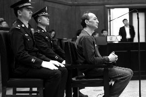 昨天，北京市二中院公開(kāi)審理了劉軍誼受賄案，現(xiàn)場(chǎng)有上百人參加旁聽(tīng)。首席攝影記者 吳寧/攝