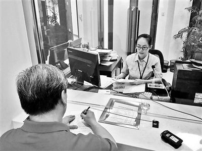 昨天，第一位行政案件立案者冀先生在立案大廳窗口前立案