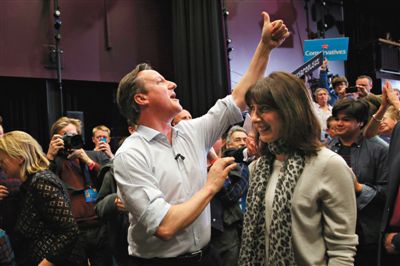 4日，英國巴斯，卡梅倫和妻子薩曼莎到一所女子學(xué)校助選。英國大選前夕，主要政黨的領(lǐng)袖們紛紛派妻子去拉選票。