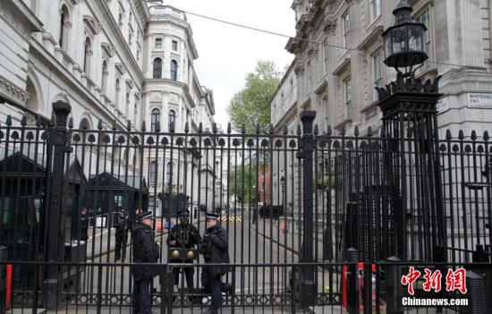 5月7日，英國(guó)舉行大選，英國(guó)首相府所在地唐寧街10號(hào)加強(qiáng)安保。民調(diào)顯示，英國(guó)兩大政黨保守黨和工黨的支持率不相上下，此次大選被稱為英國(guó)近40年來最難預(yù)測(cè)結(jié)果的一次大選。<a target='_blank' ><p  align=