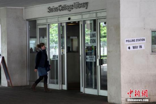 月7日，英國(guó)舉行大選，650個(gè)選區(qū)的選民前往投票站，選出代表各自選區(qū)的國(guó)會(huì)議員，贏得全國(guó)超過半數(shù)選區(qū)議席(即超過325個(gè)席位)的政黨，則獲得執(zhí)政權(quán)。圖為一名選民進(jìn)入投票站投票。<a target='_blank' ><p  align=