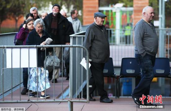 2015年英國(guó)大選投票已經(jīng)于當(dāng)?shù)貢r(shí)間5月7日早7點(diǎn)(北京時(shí)間7日下午14時(shí))開始。選民將在首相卡梅倫領(lǐng)導(dǎo)的保守黨、米利班德領(lǐng)導(dǎo)的工黨及其他一些小黨中做出抉擇，投票結(jié)果將于8日出爐。