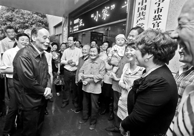 5月8日，王岐山與海寧市鹽官鎮(zhèn)桃園村黨委班子成員、老黨員和群眾親切交流供圖/新華社